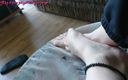Carmen_Nylonjunge: Bertelanjang kaki di sofa