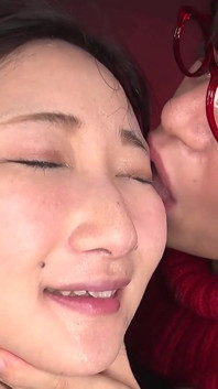 Penguasaan jilat muka guru lesbian Obsesif Saliva - Saiko Yatsuhashi & Misaki Yumeno