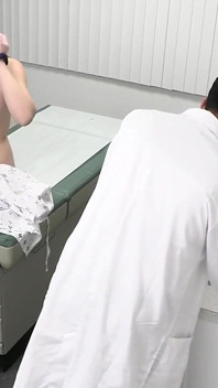 Dokter mesum ini dikasih pelajaran seks kasar sama gadis remaja mesum yang lagi asik ngentot kontol sampai wajahnya dicrot sperma hangat