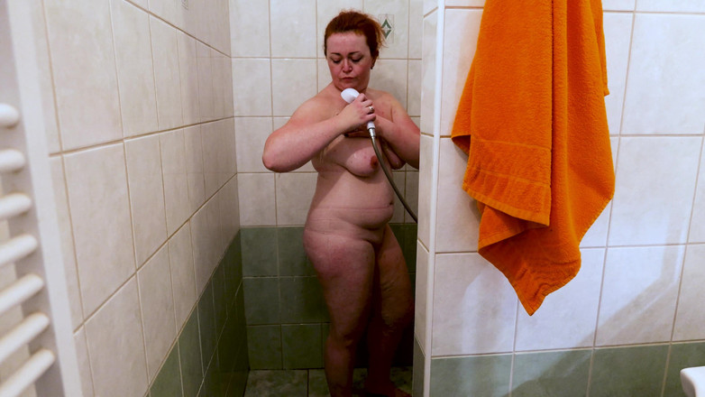 Peaches and Bananas: シャワー中の裸のニコール・バニー