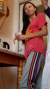 Je baise la copine de ma demi-sœur pendant qu’elle parle au téléphone