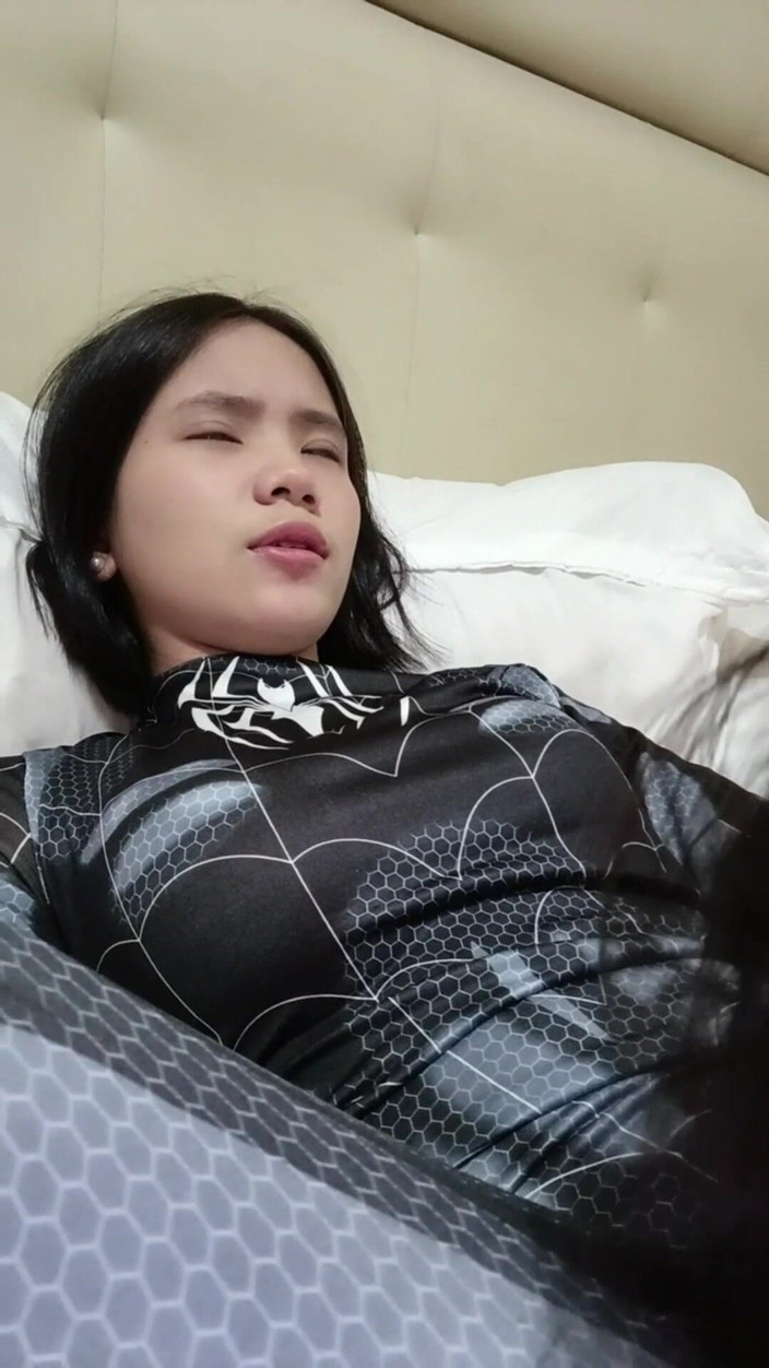 HiddenVibes69: Spider negru excitat vrea web-ul meu - parodie porno