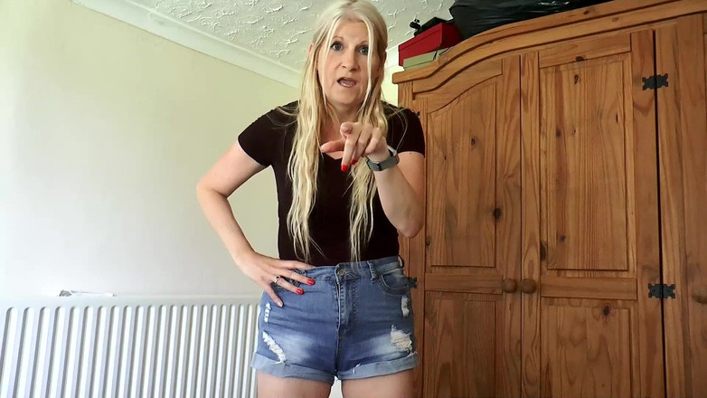 British MILF studio: 義理の妹からのおならの罰