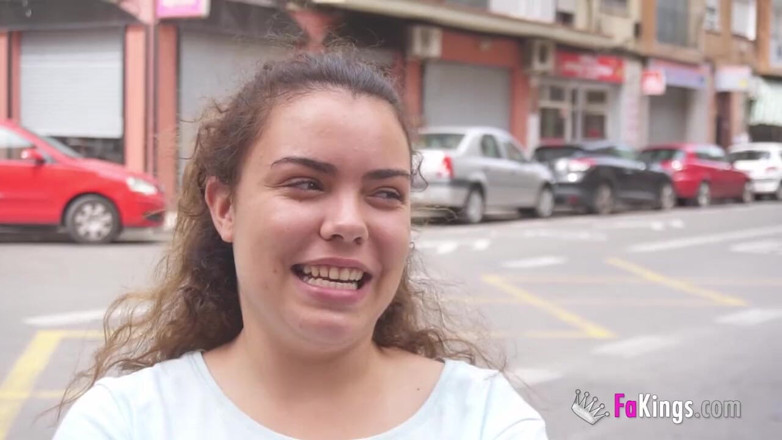 FAKings: Gagică dependentă de sex de 19 ani își folosește sânii ENORMI pentru...