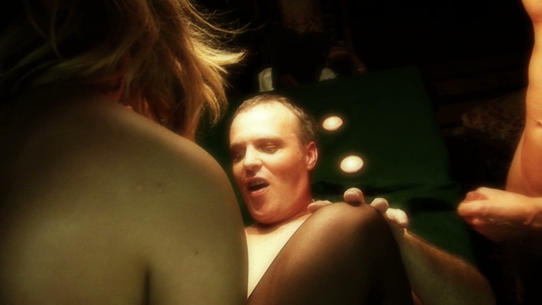 The Window of Sex: Podłączona scena cunts-4 Napalona blondynka w bieliźnie zerżnięta przez 3 kutasy...