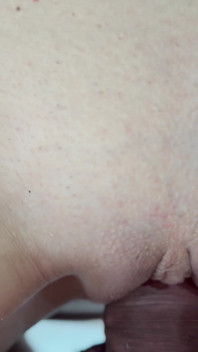 我拍摄自己操这个饥渴的已婚老熟女