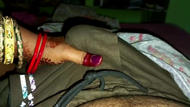 Popmini: Nisha si tante seksi india lagi asik muasin memeknya di...
