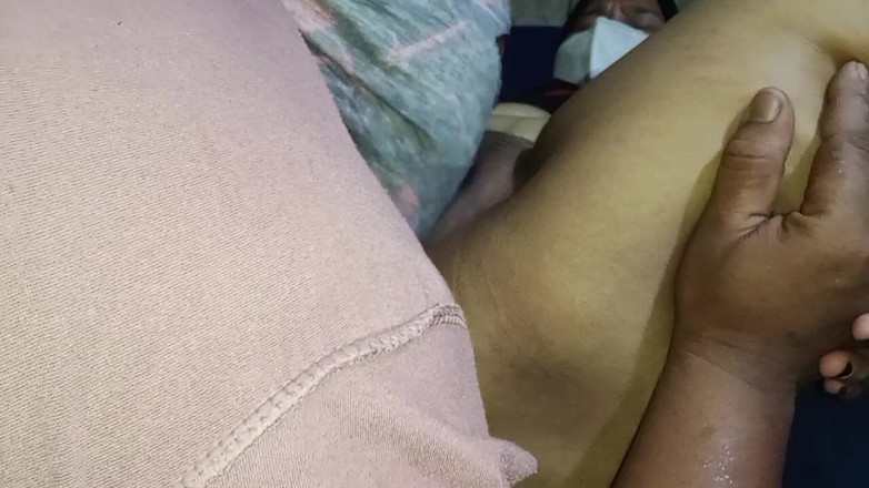 Babang endut: 내 친구의 마누라의 보지가 가득 차서 시오후키할 때까지 핥고 사정할 때까지 따먹어.