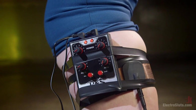 Electrosluts by Kink: Крутая электро-шлюшка Bella Rossi подчиняется горячей женой Daisy Ducati