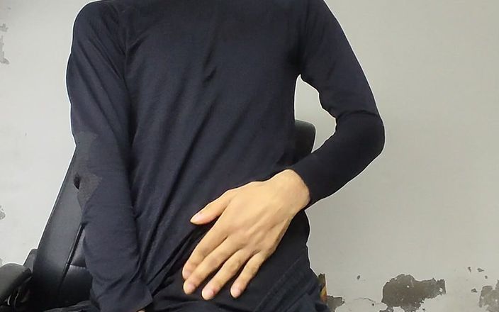 Zaid Valen: 尝试在商店里自慰，但有人来勾引
