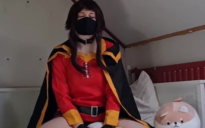 kyu_misa: Megumin đi cho một quickie trong khi ôm gối
