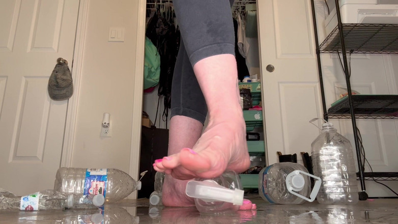 Peppermint Giantess: Rozdrcení lahví na vodu s velikostí 16 velké nohy