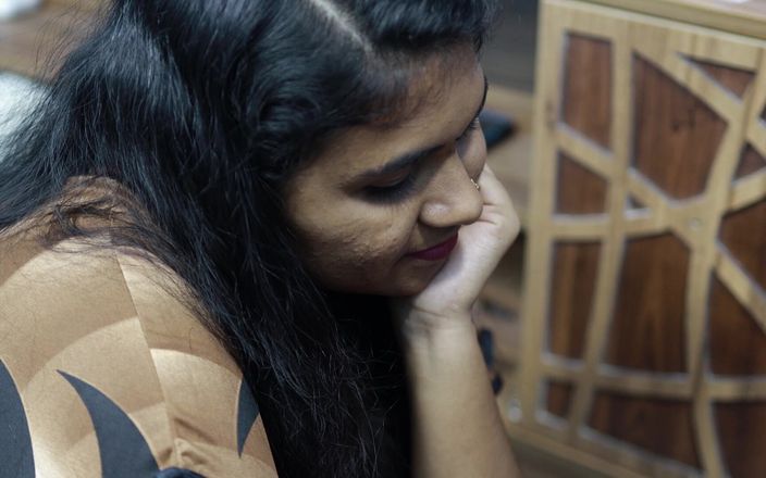 Vaigavarun Feet romance: Garoto coloca unha polonesa nos pés da menina