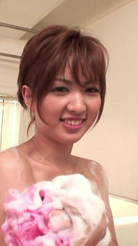 日本女孩洗澡并潮吹，然后在浴缸里给一个男人口交