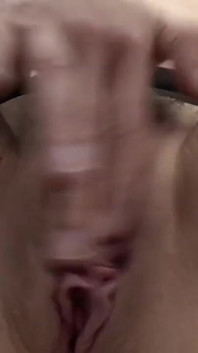 Show de masturbation en solo dans des bas en nylon bronzés.