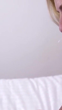 Moly holt einen Toyboy von einem lokalen club ab und gibt ihm das lutschen seines Lebens