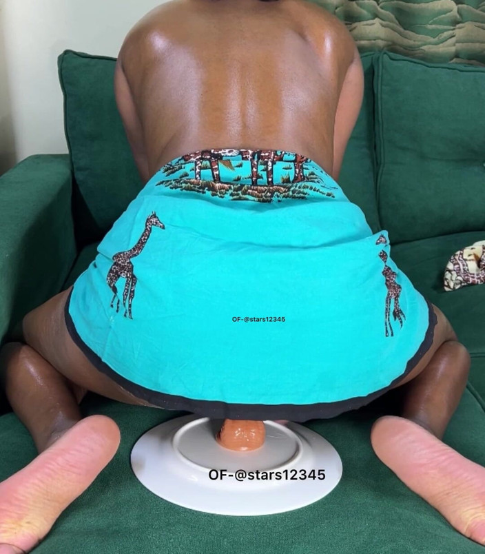 Its Nyota: Afrikalı güzel kız dildoya biniyor ıslak amcık tatlılığı