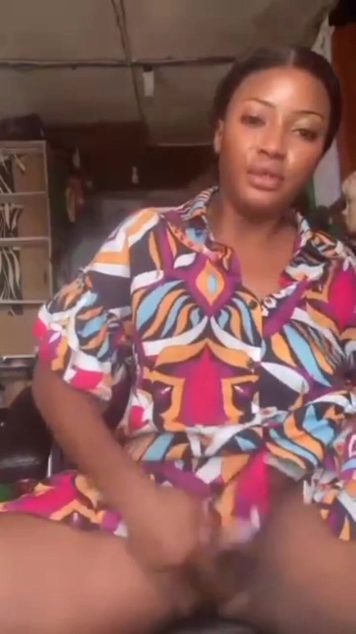 Me and my new slut: Veřejná masturbace nadržené mámy, která si hraje se svou tlustou...