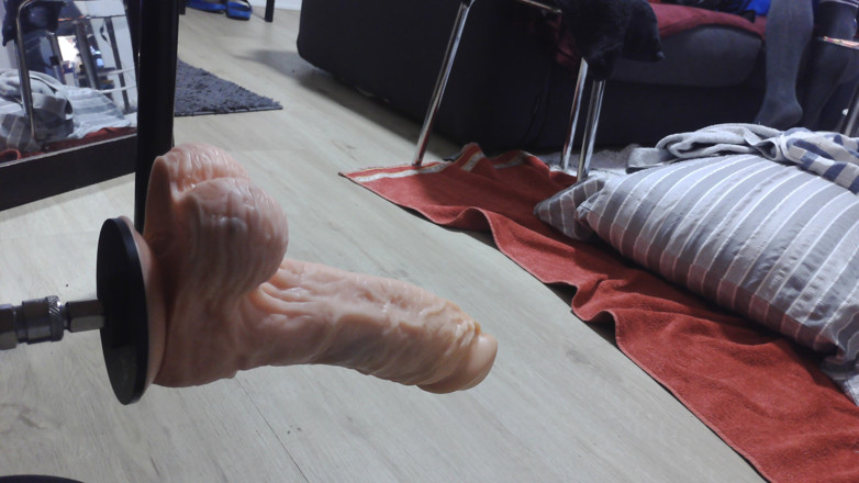 Damaged Hole: Mașina nenorocită cu dildo mare mă fute repede și tare până...