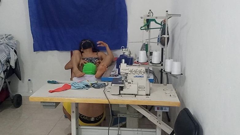 NEGRITA SEXY: 一个裁缝与她的同事有一个性感的冒险