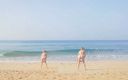 Real fun &amp; fetish: Štíhlá MILFka si užívá sluneční koupel a dvakrát čůrá na pláži
