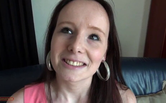 Magmafilm: Сахарный папочка предлагает научить ее играть в гольф, но затем он учит ее чему-то еще