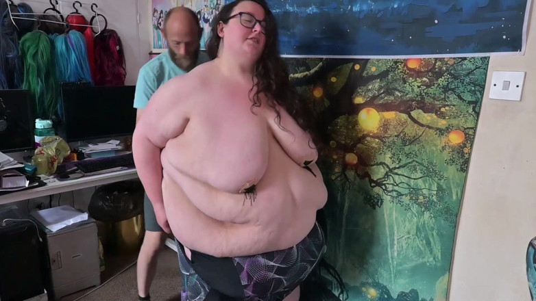 SSBBW Hunter: Helping Sexy SSBBW Into Tight Swimsuit