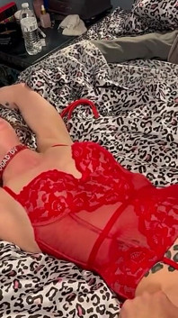 Ngentot cewek ini pakai baju merah