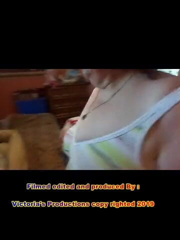 BBW nurse Vicki adventures with friends: Медсестра Вики играет с собой на кровати