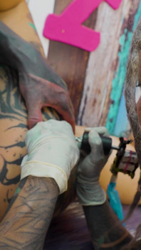 Trio anal pendant une séance de tatouage