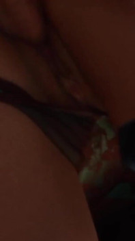Sunt foarte curve scena-1 orgie cu trei mame sexy excitate în lenjerie de poliție sexy