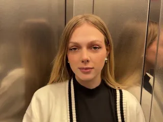 I Met a Former Classmate in the Elevator and She Jumped on My Dick
