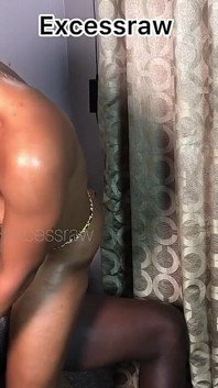 Hard core bang končí tím, že vyprázdním můj perverzák do pusy
