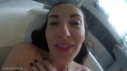 SophiaSmithUK: Kissing your girlfriend in the bath