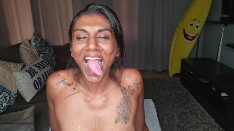 domslutfucker: Indiana senta-se no sofá babando enquanto ela se destaca e...