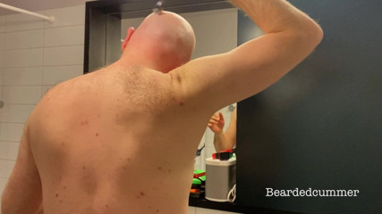 Beardedcummer: Papi-bär rasiert seinen kahlen kopf, kein sperma
