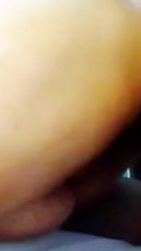 Tante seksi ini didobel penetrasi dengan gaya doggy