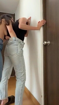 Vaginaku basah saat dia menyentuhku