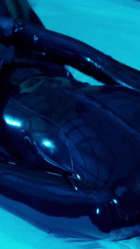 Gadis karet diikat dengan catsuit menyetubuhi dirinya sendiri