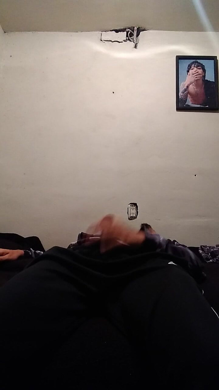 AlexAlejandro13: Verleidelijke man met enorme lul gluurt uit hem