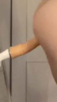 La dulce chica de papá cachondo llega a casa y folla todos sus agujeros