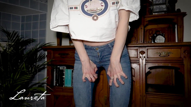 Lanreta: Bajando jeans, mear caliente en el piso