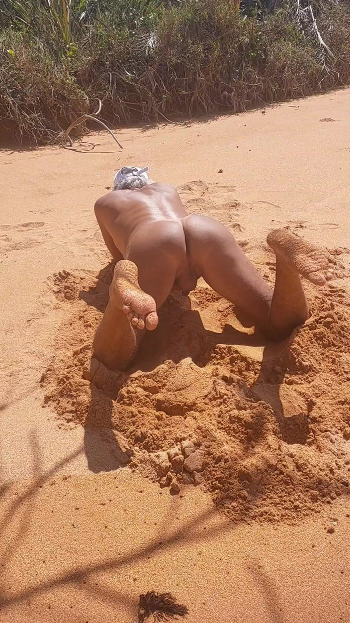 Ladysilvas: Ladysilva nuda sulla spiaggia Vieni a scopare il mio culo...
