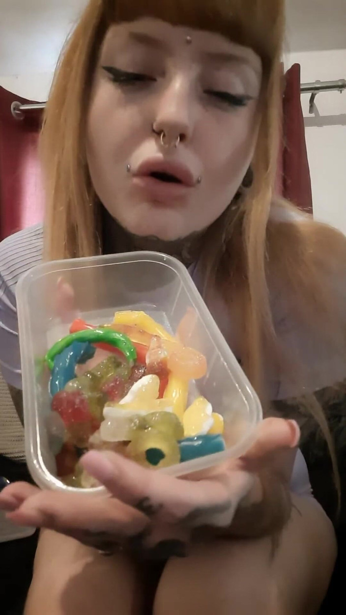 Yourfavecumslut: Godin Kauwt en spuugt zoete traktaties uit