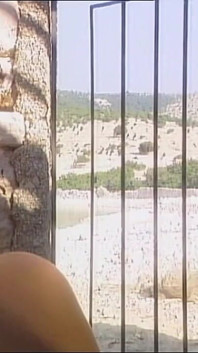Duas esposas milf fodidas com força e gozada na boca e na buceta por dois paus enormes