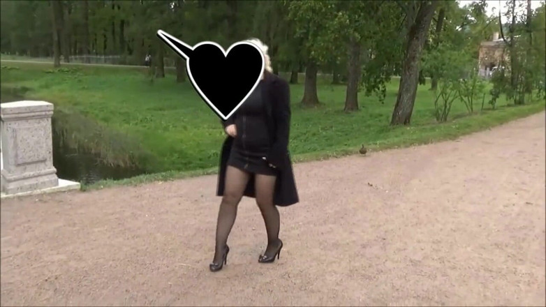 Nylon-Heels: Jalan-jalan di stoking milf taman