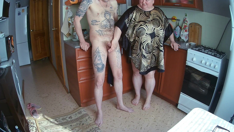 Zona901: milf jerks off my dick in the kitchen before lunch