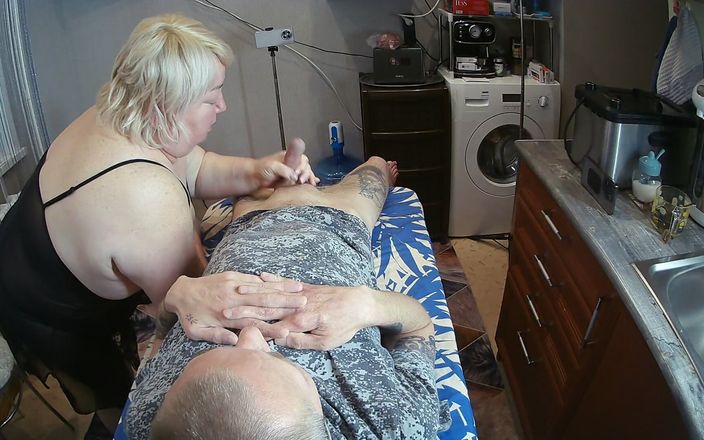 Zona901: Undergiven styvmamma ger avsugning och runkar av en kuk