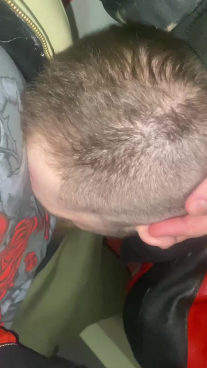 KinkySirius: Chav Scally पोशाक में Kinkysirius स्टेशन के शौचालय में एक चमड़े की जैकेट में एक भालू से चूसता है