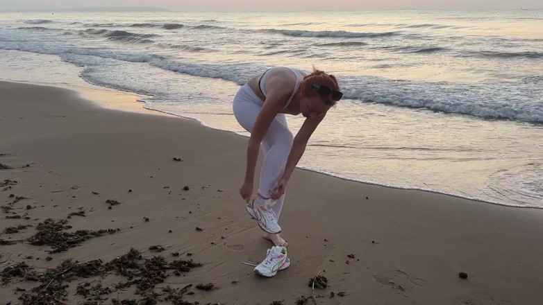 Sheryl X Sinclair: Masturbation à poil sur la mer !